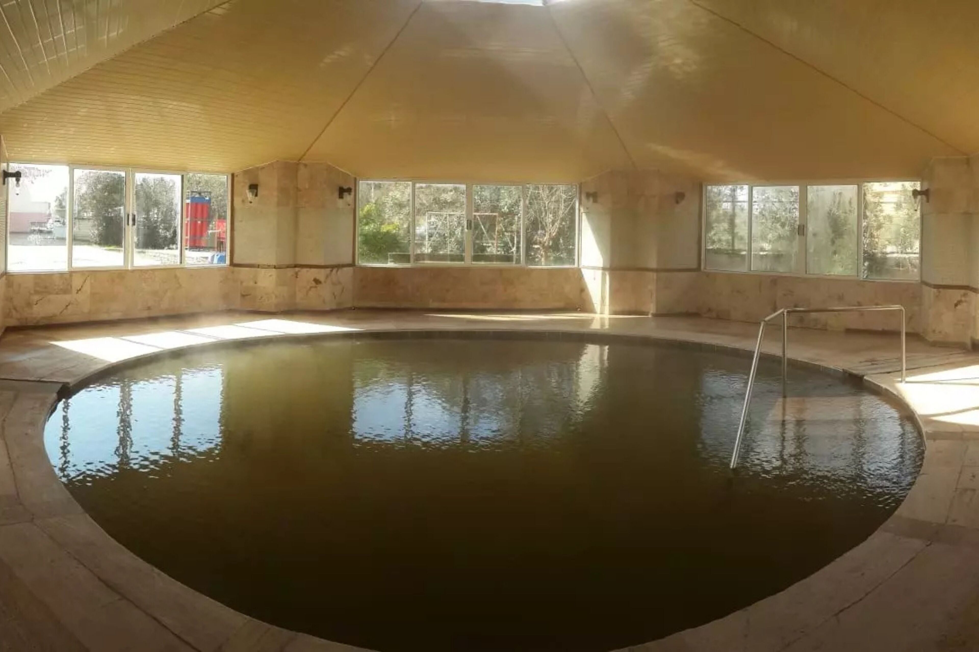 室内游泳池，室外游泳池，06:00 至 23:00 开放, 池畔遮阳伞, 日光浴躺椅