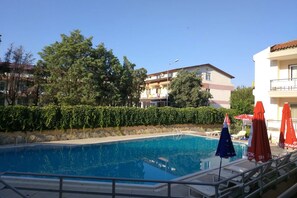 Indoor pool, outdoor pool, open 6:00 AM to 11:00 PM, pool umbrellas - VILLA LYCUS TERMAL OTEL (Denizli)