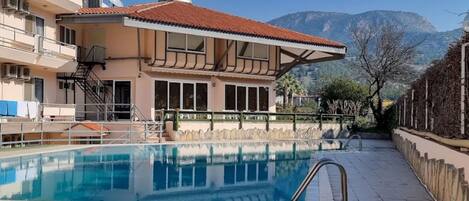 Innenpool, Außenpool, Sonnenschirme, Liegestühle