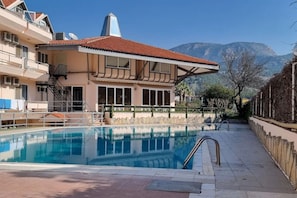 Sisäuima-allas ja ulkouima-allas avoinna 6.00–23.00, aurinkovarjoja