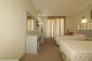 Ylelliset vuodevaatteet, minibaari, tallelokero huoneessa, työpöytä