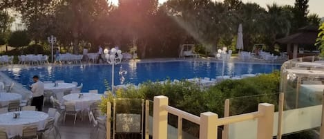 Innenpool, Außenpool, Sonnenschirme, Liegestühle