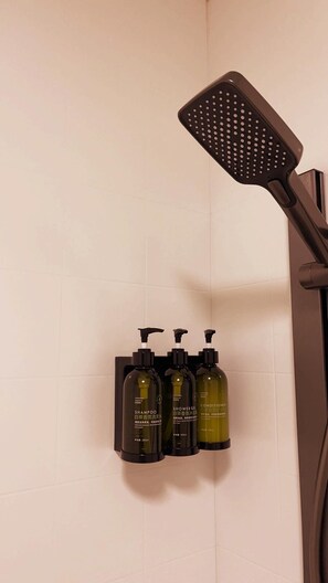 Shower, hair dryer, towels, shampoo - Vienna Motel (Paihia)