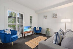 TV - Bright Family Home in Rydalmere with Yard & BBQ (Rydalmere)