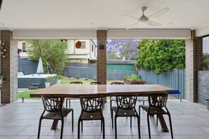 Outdoor dining - Bright Family Home in Rydalmere with Yard & BBQ (Rydalmere)