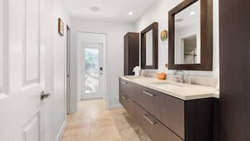 Een douche, een haardroger, handdoeken