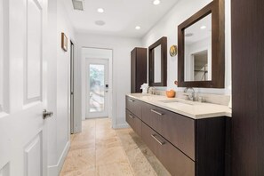 Een douche, een haardroger, handdoeken