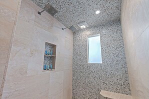 Een douche, een haardroger, handdoeken, shampoo