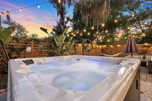 Outdoor spa tub - Boho Suite l Hot Tub l Walk to the Amp l Dogs OK (St. Augustine)