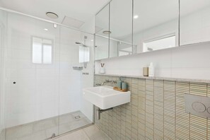 Shower, hair dryer, towels, shampoo - Beachside by Coast Hosting (Terrigal)