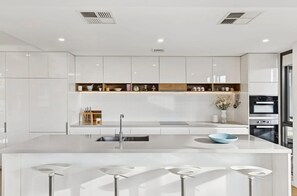 ثلاجة، ميكروويف، فرن، موقد طهي مسطح