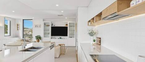 Een koelkast, een microgolfoven, een oven, een kookplaat