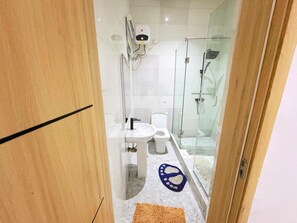 アパートメント バルコニー ビーチビュー | バスルーム | シャワー、タオル、トイレットペーパー