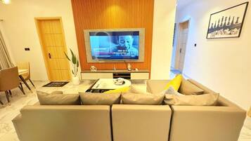 Leilighet, balkong, strandutsikt | Oppholdsområde