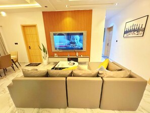 Leilighet, balkong, strandutsikt | Oppholdsområde