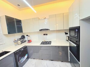 Leilighet, balkong, strandutsikt | Eget kjøkken