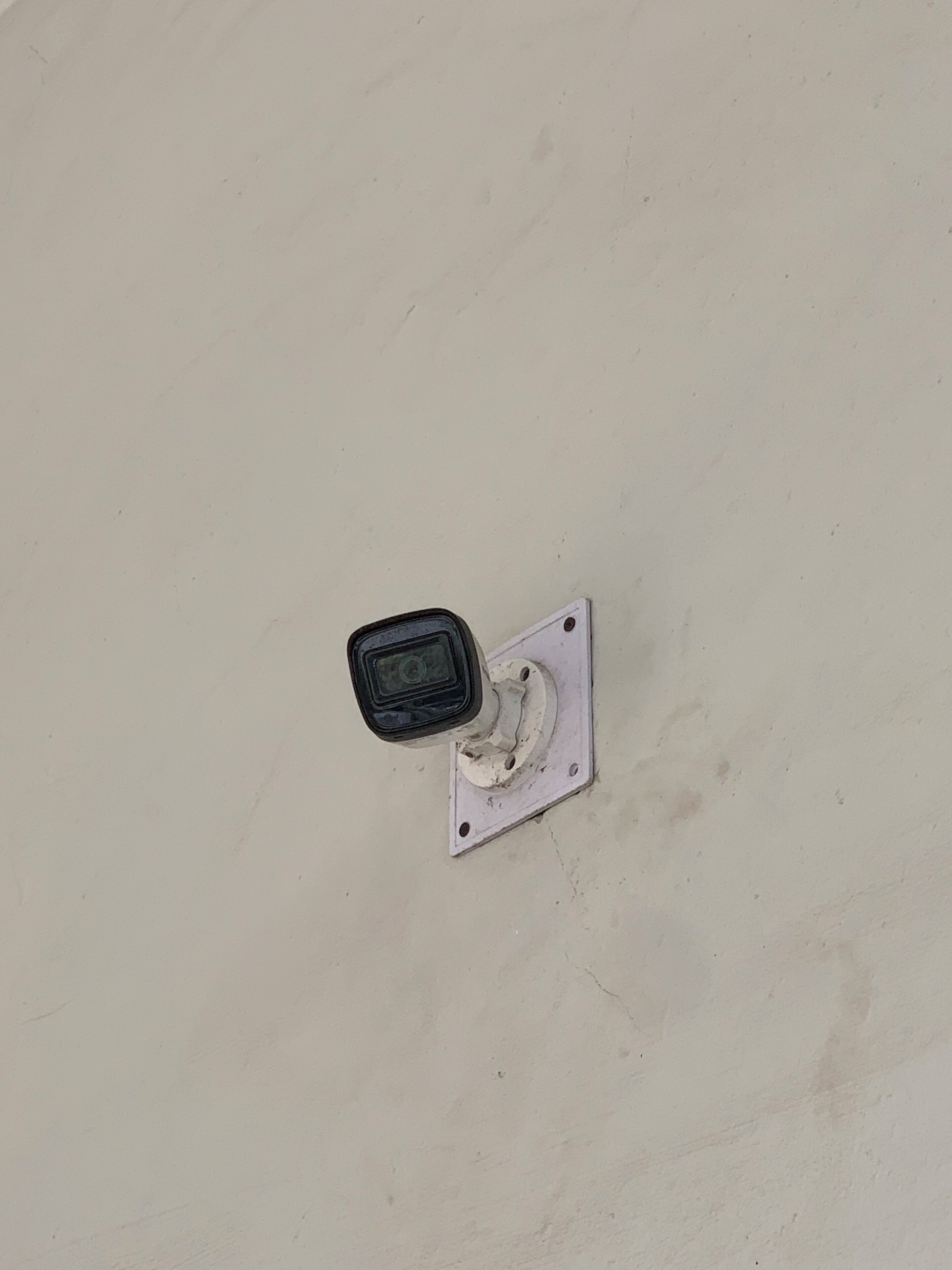 Un enchufe empotrado en la pared, con interruptor visible y placa blanca.