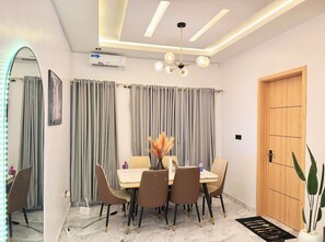 Apartemen, balkon, pemandangan pantai | Makan di kamar
