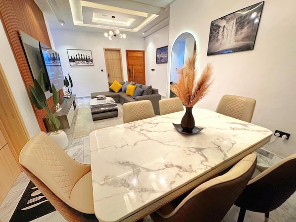 Leilighet, balkong, strandutsikt | Oppholdsområde