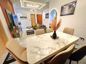 Departamento, balcón, vista a la playa | Área de sala de estar