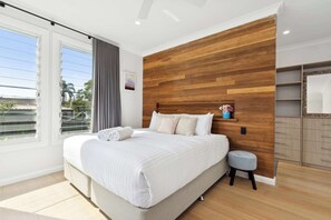 4 bedrooms, iron/ironing board, WiFi, bed sheets - Hibiscus by Coast Hosting (Wamberal)