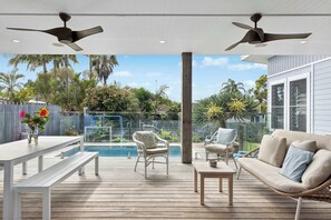 Outdoor dining - Hibiscus by Coast Hosting (Wamberal)