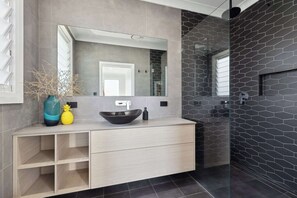 Shower, hair dryer, towels, shampoo - Hibiscus by Coast Hosting (Wamberal)