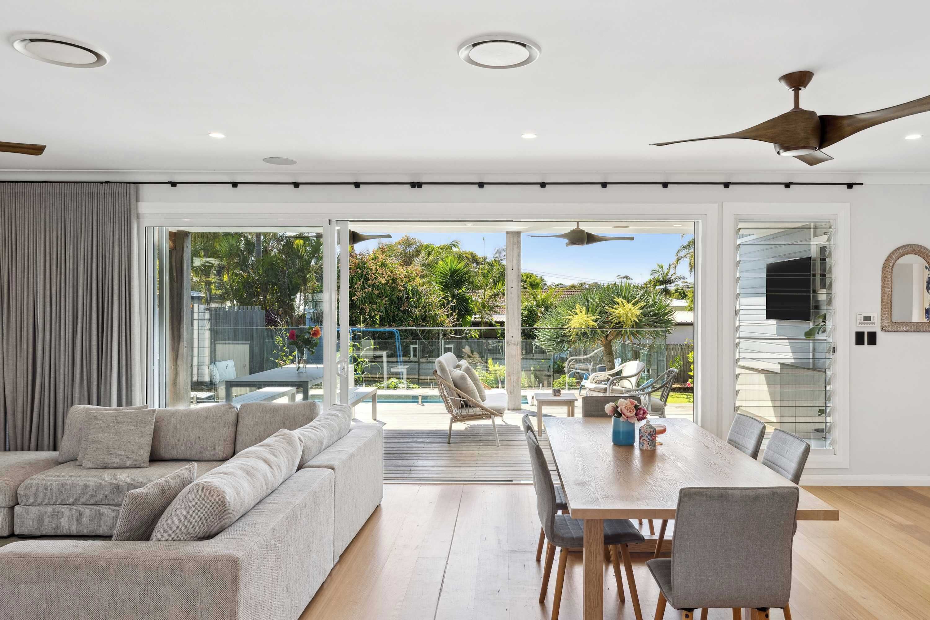 Televisio, takka, työhuone