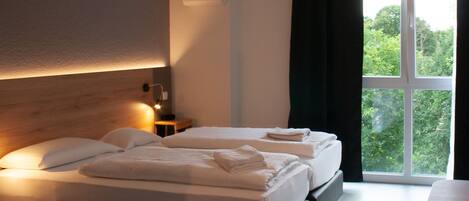 Deluxe-dobbeltværelse | Pengeskab på værelset, skrivebord, lydisolering, gratis Wi-Fi