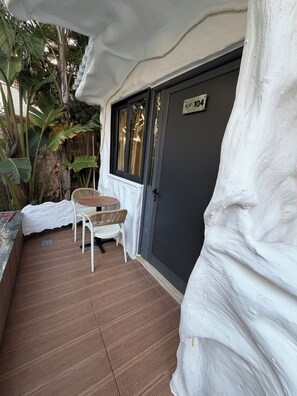 Basic dubbelrum - utsikt mot poolen | Värdeförvaringsskåp på rummet och gratis wi-fi