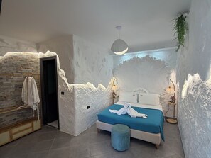 Lyxigt dubbelrum - utsikt mot poolen | Värdeförvaringsskåp på rummet och gratis wi-fi