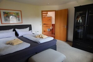 Tabla de planchar con plancha, wifi gratis y ropa de cama 