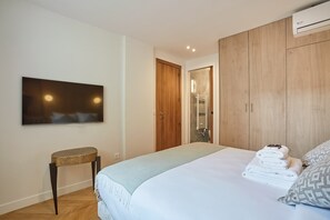 1 غرفة نوم ومكواة/لوح كي وملاءات أسرّة