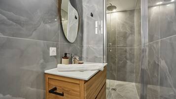 Douche, sèche-cheveux