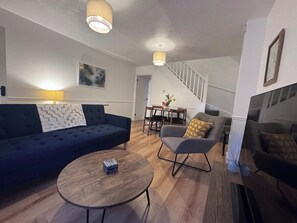 TV - Cosy Sleeps 5 Bedford Stay (Bedford)
