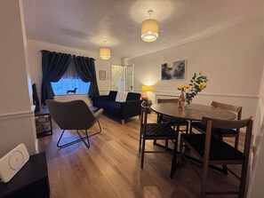 Dining - Cosy Sleeps 5 Bedford Stay (Bedford)
