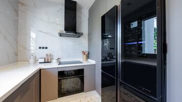 Kühlschrank, Mikrowelle, Ofen, Geschirrspüler