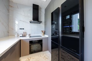 Kühlschrank, Mikrowelle, Ofen, Geschirrspüler