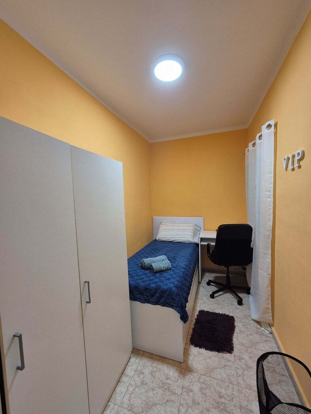 Tabla de planchar con plancha, wifi, ropa de cama