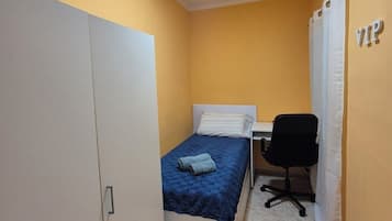 Tabla de planchar con plancha, wifi, ropa de cama