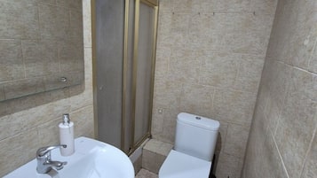 Secador de pelo, toallas, jabón y papel higiénico