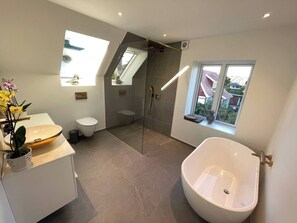 Dusche, Haartrockner, Handtücher