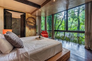 غرفة سوبيريور - بشرفة - بمنظر للنهر | خزنة داخل الغرفة وواي فاي مجانًا