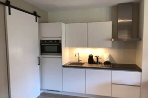 Microwave, oven, stovetop, cookware/dishes/utensils - Beautiful lodge near beach (Zoutelande)