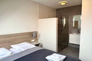 Shower, hair dryer - Lodge located on the church square. (Zoutelande)
