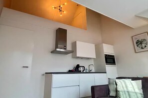 Microwave, oven, stovetop, cookware/dishes/utensils - Lodge located on the church square. (Zoutelande)