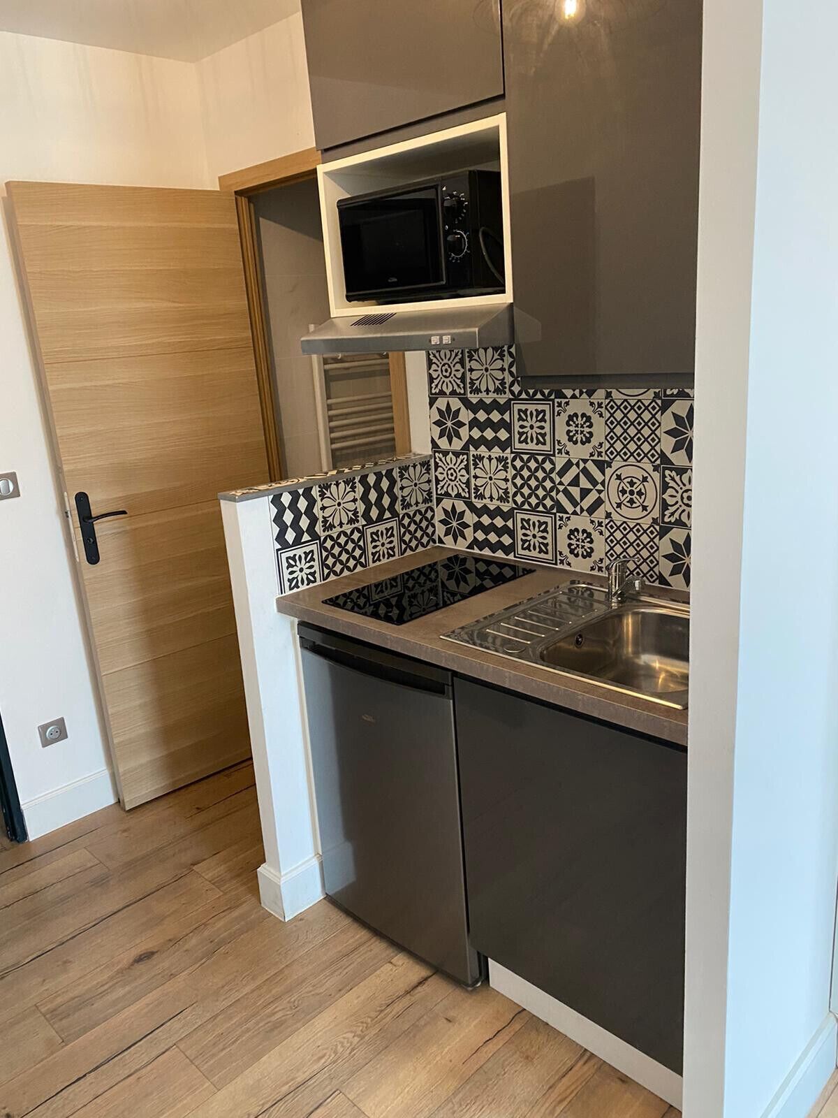 Een koelkast, een microgolfoven, een waterkoker