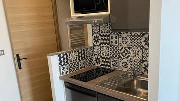 Een koelkast, een microgolfoven, een waterkoker