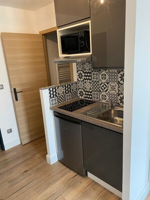 ثلاجة، ميكروويف، غلّاية كهربائية، مستلزمات طهي/أطباق/أوعية