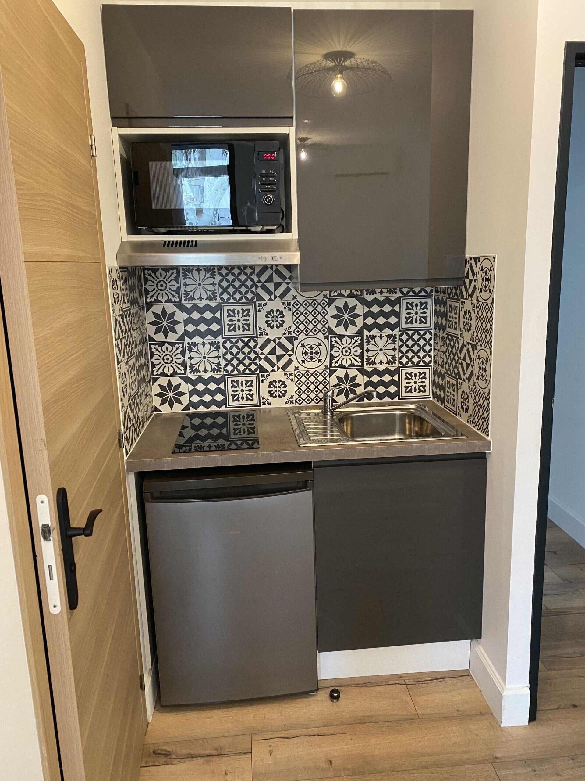 Een koelkast, een microgolfoven, een waterkoker